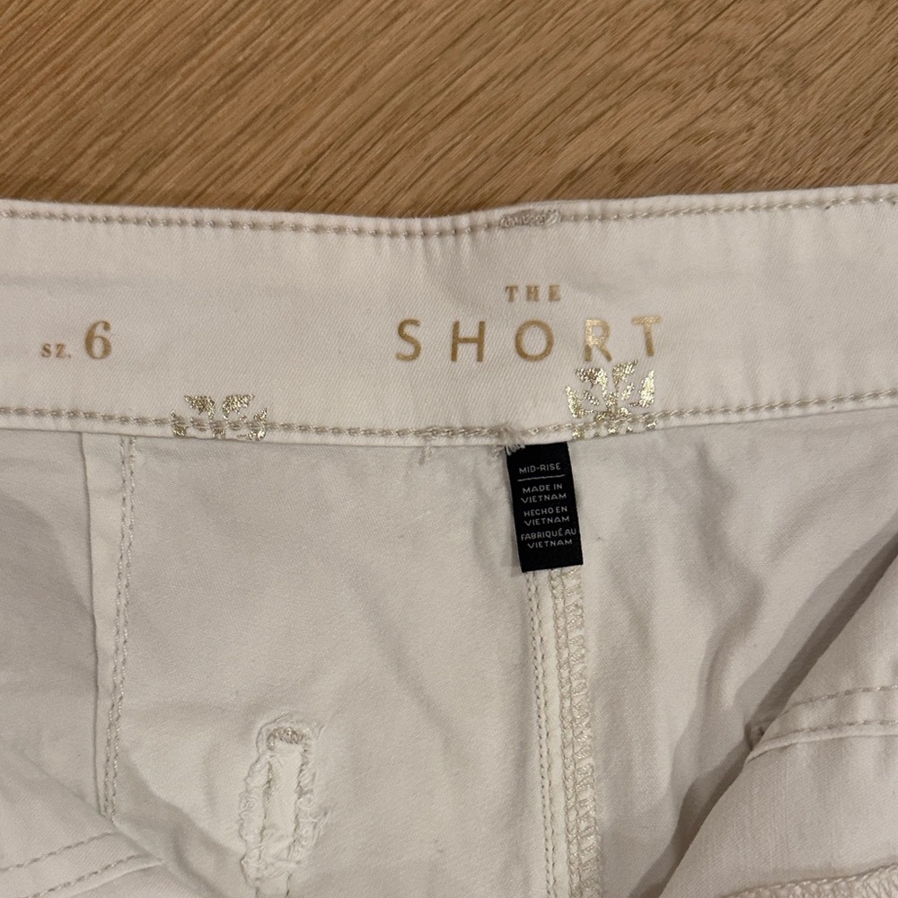 White House Black Market Ivory Women’s Cargo Shorts with Floral Detail size 6 - Picture 2 of 5